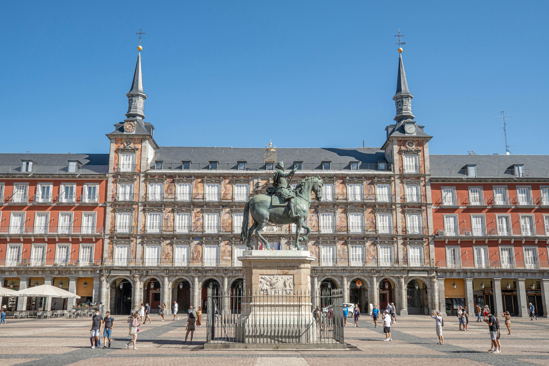 a statue of a man on a horse in front of a building