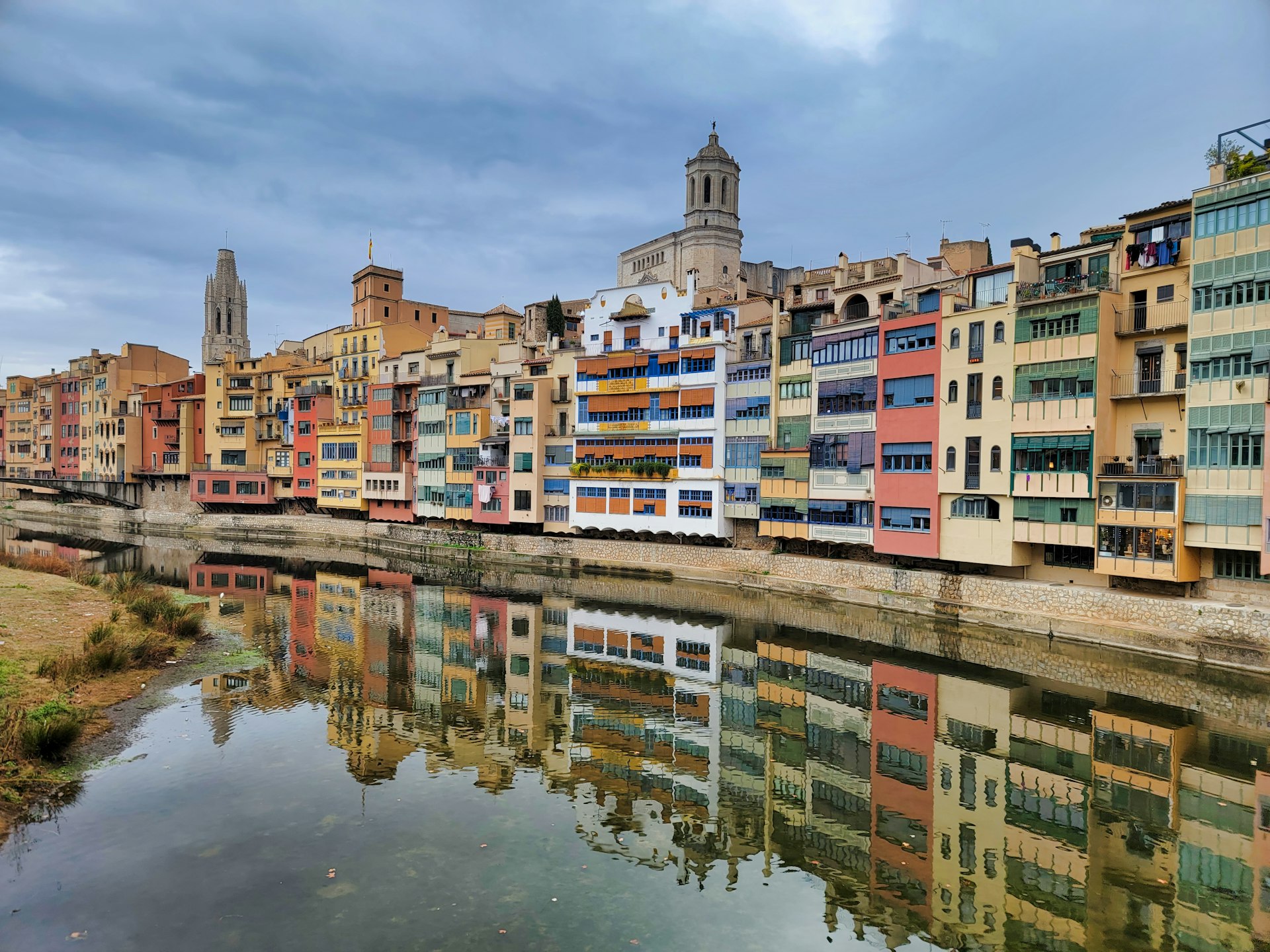 a river running through a city next to tall buildings