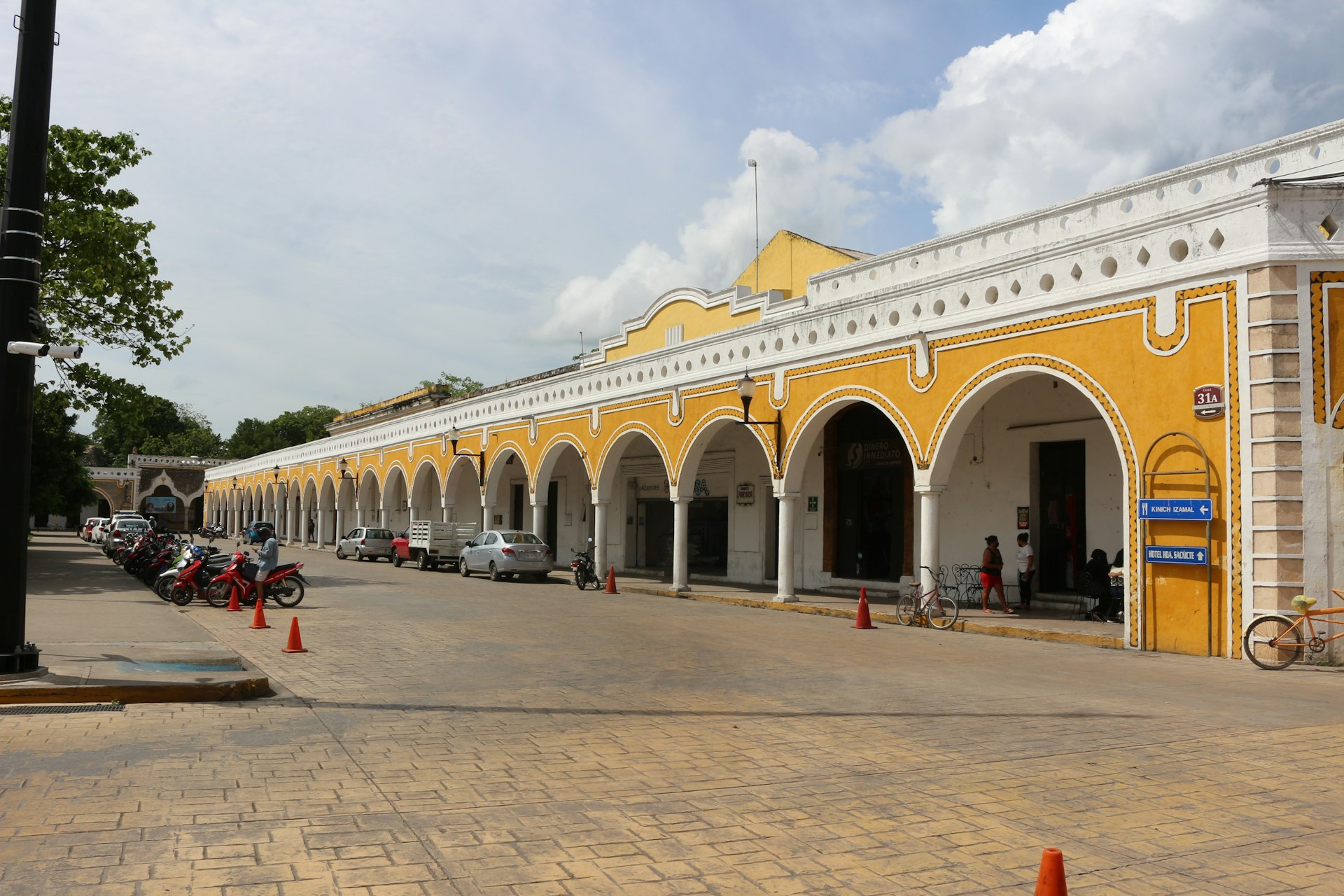 Las Bóvedas with a parking lot