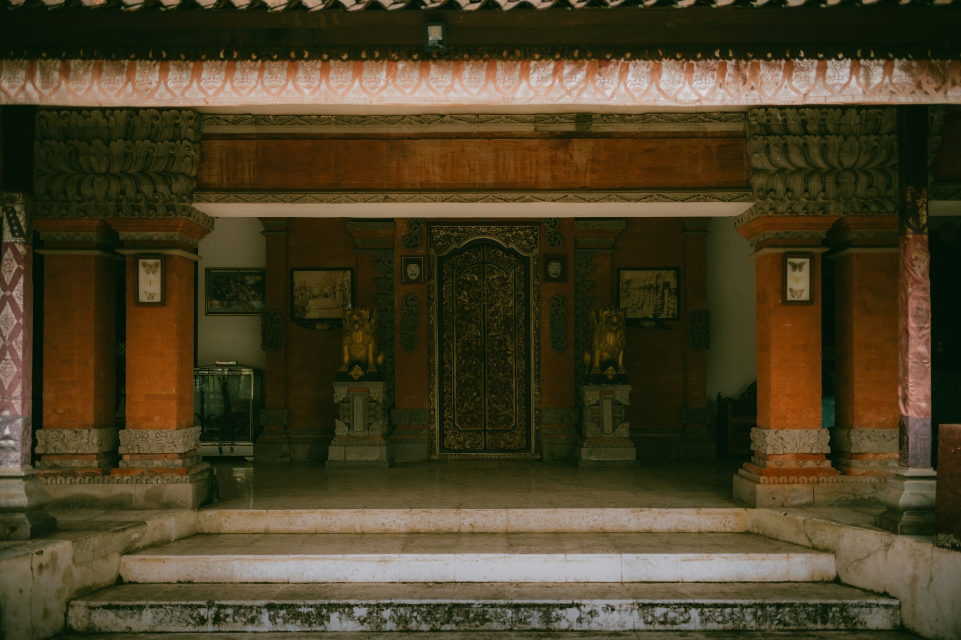 A building that has a bunch of pillars in it