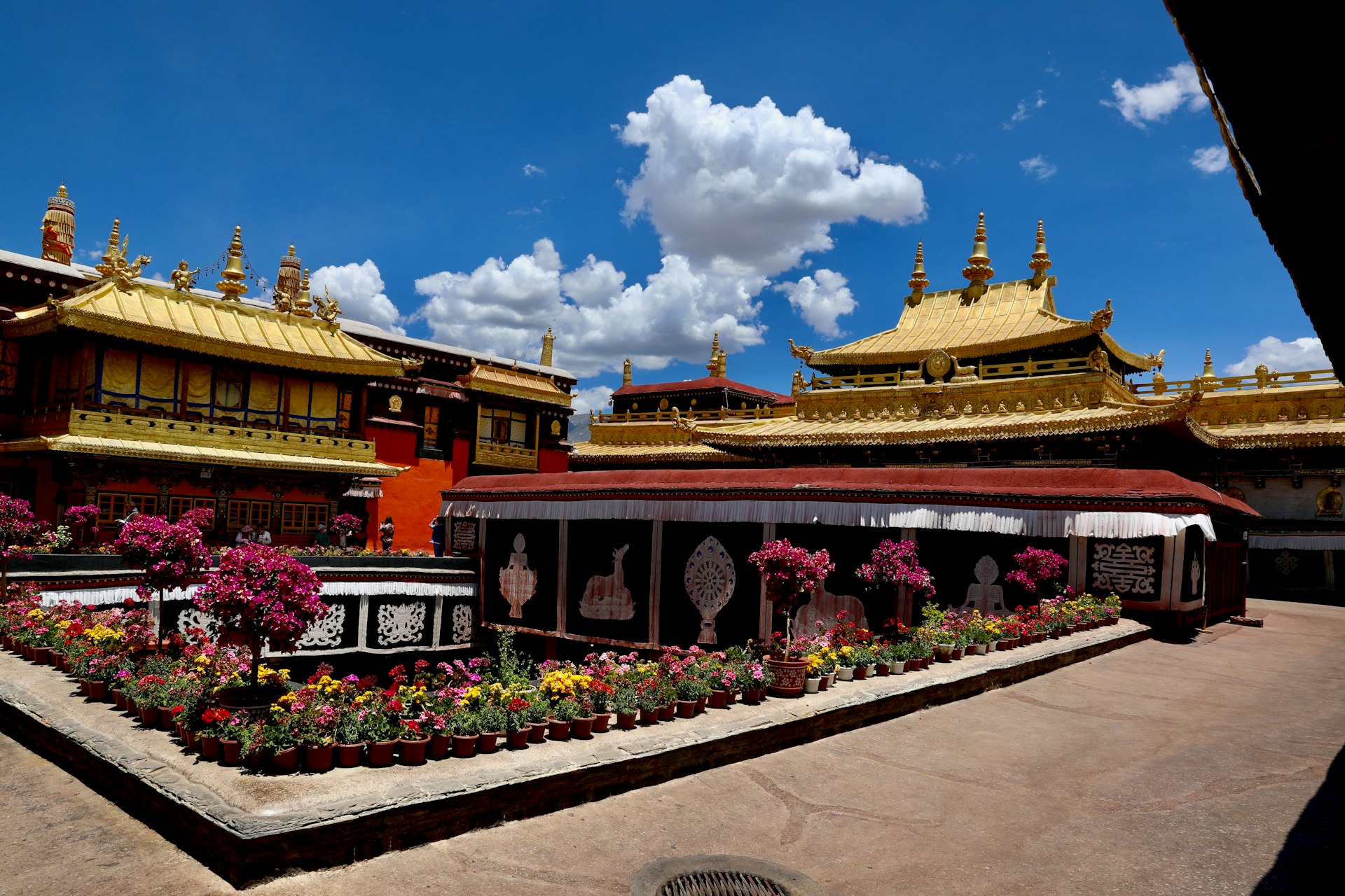 Jokhang with flowers in front of it