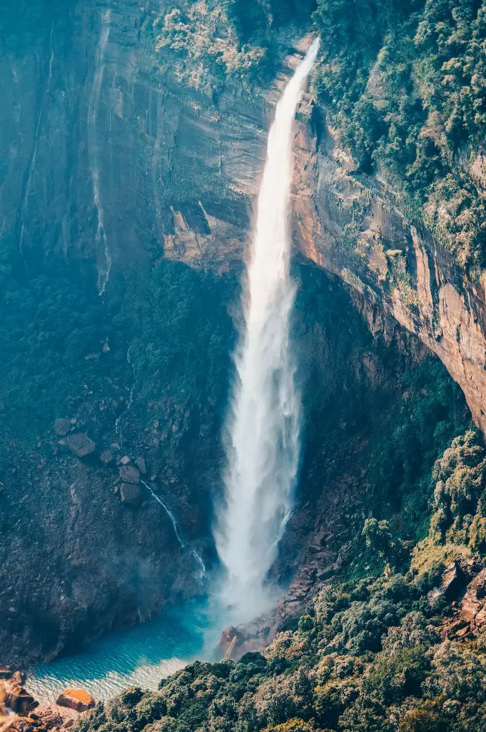 unsplash_scLn5Oj_IoM_Cherrapunjee.webp