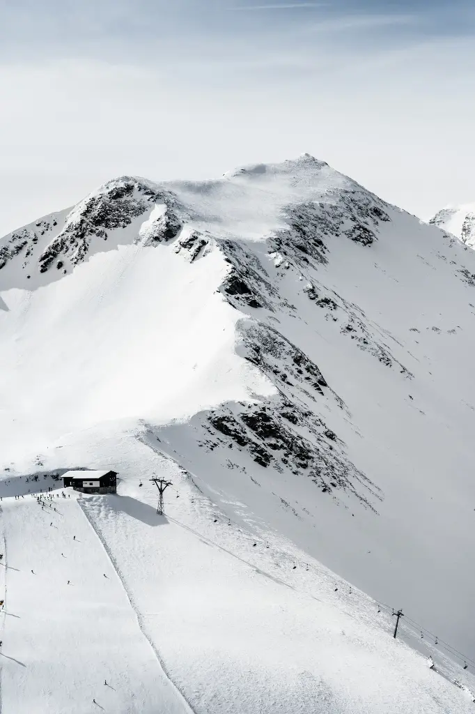 unsplash_CkmxBaLOnag_cable car.webp.jpg