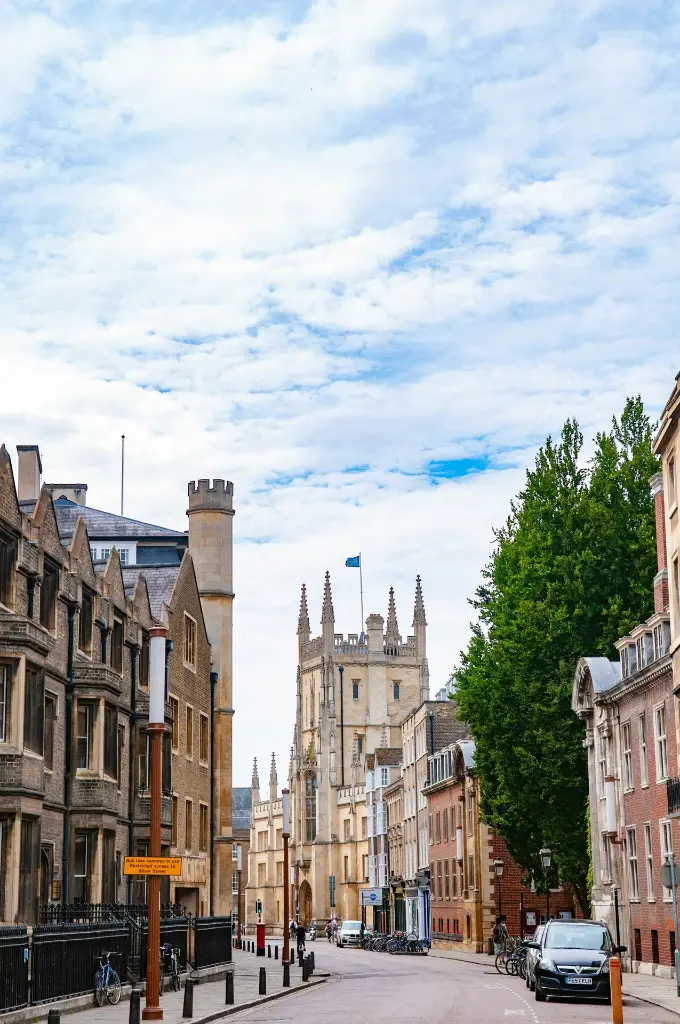 unsplash_QUybphBjwGs_CAMBRIDGE.webp