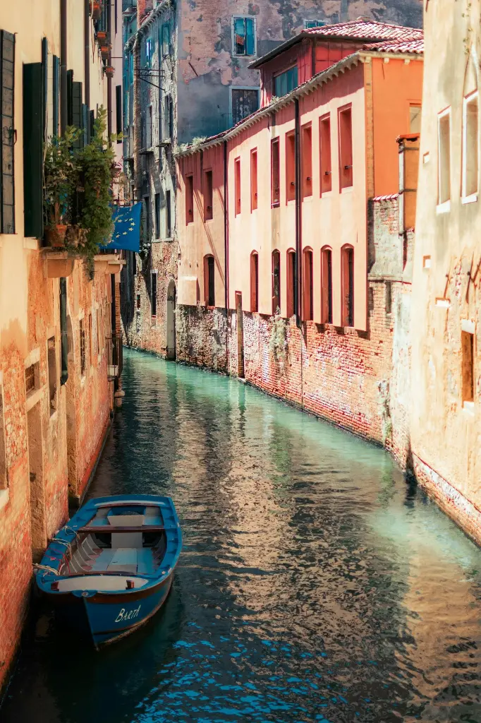 unsplash__ndAzFbw2Bk_Italy.webp