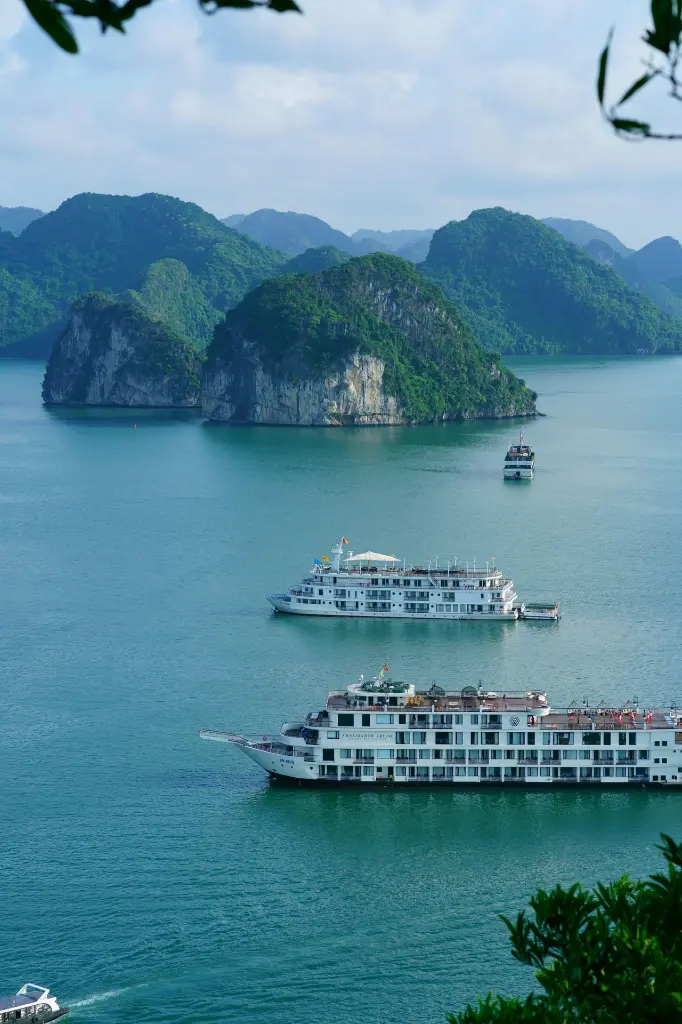 unsplash_AeDYH3h9Sl8_HaLong.webp