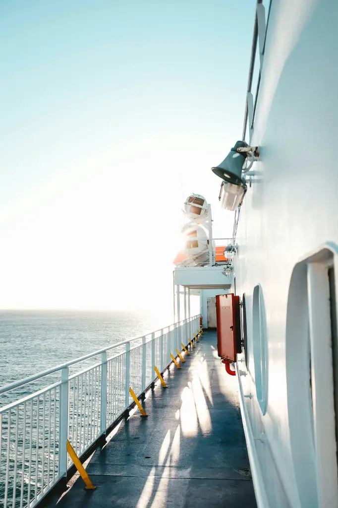 unsplash_DwFVudO8cVM_Cruise.webp.jpg.jpg.jpg.jpg