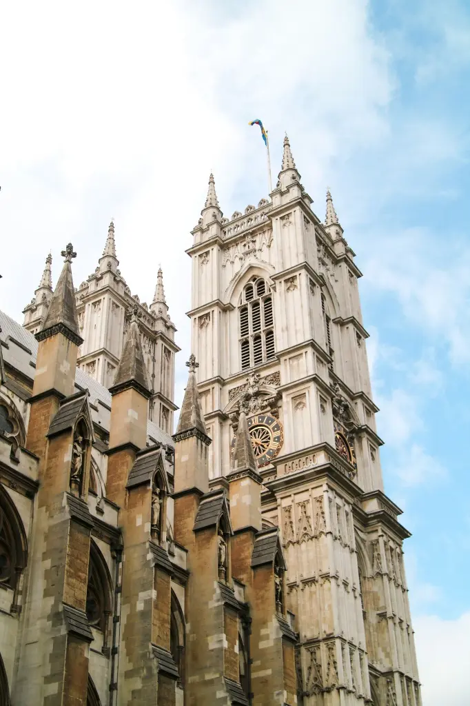unsplash_M-O8M9IsBxs_ENGLAND .webp.jpg