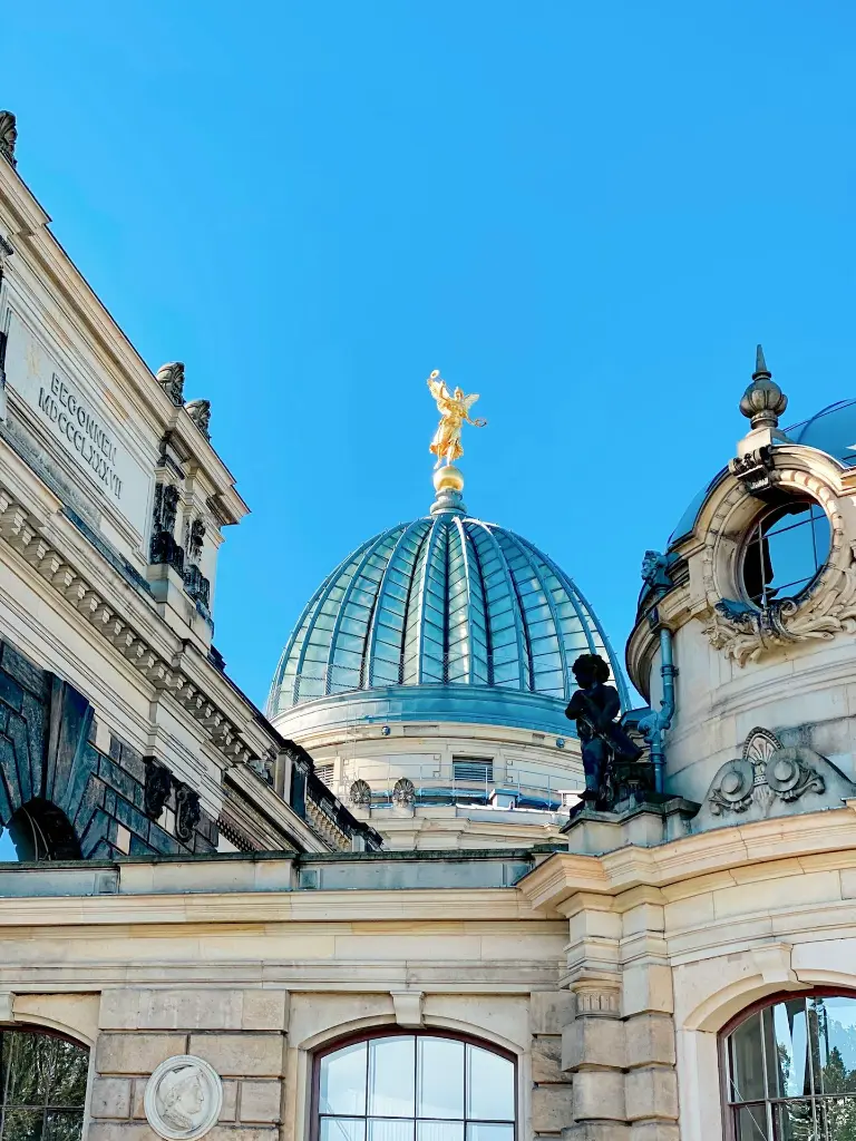 unsplash_Kqu5HCYvT1E_FRANKFURT.webp.jpg.jpg.jpg.jpg.jpg