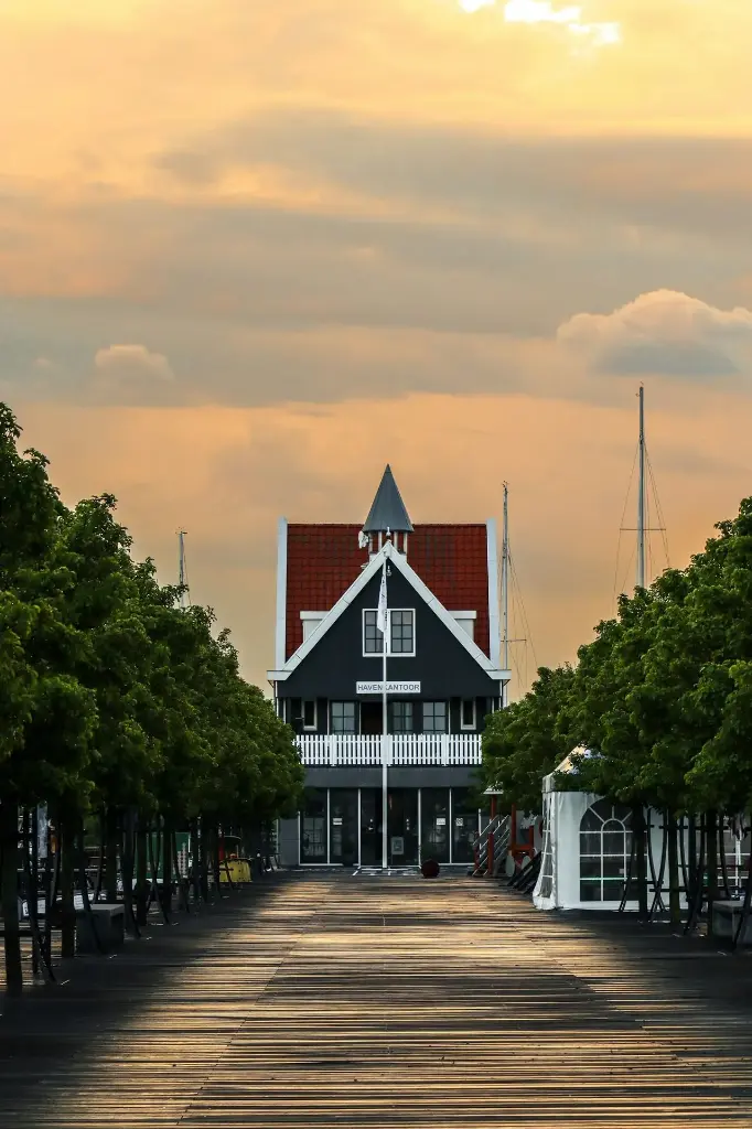 unsplash_9wglua-Ov3U_Marken.webp