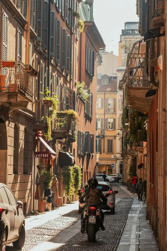 unsplash_lZKMFhsPQ30_Milan.webp