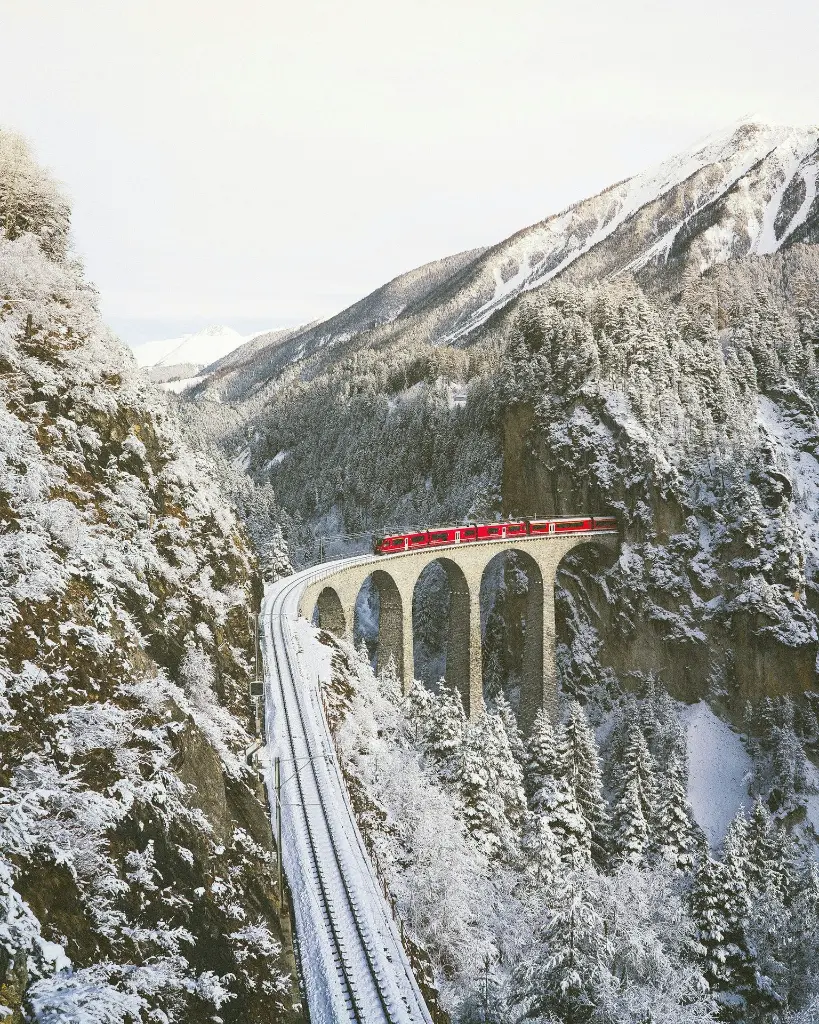 unsplash_PM5a_R83-YQ_Switzerland.webp