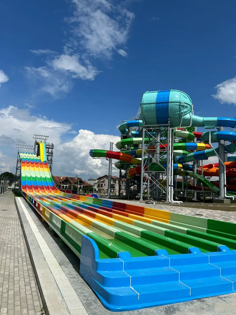 unsplash_UcPSRD0bea4_themepark .webp