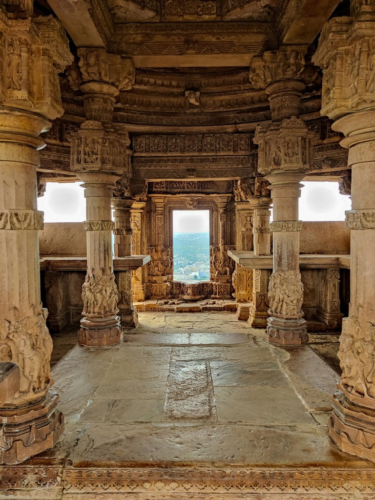 Hospitor : Explore Forts and Temples : Gwalior : Orchha : Khajuraho : India 