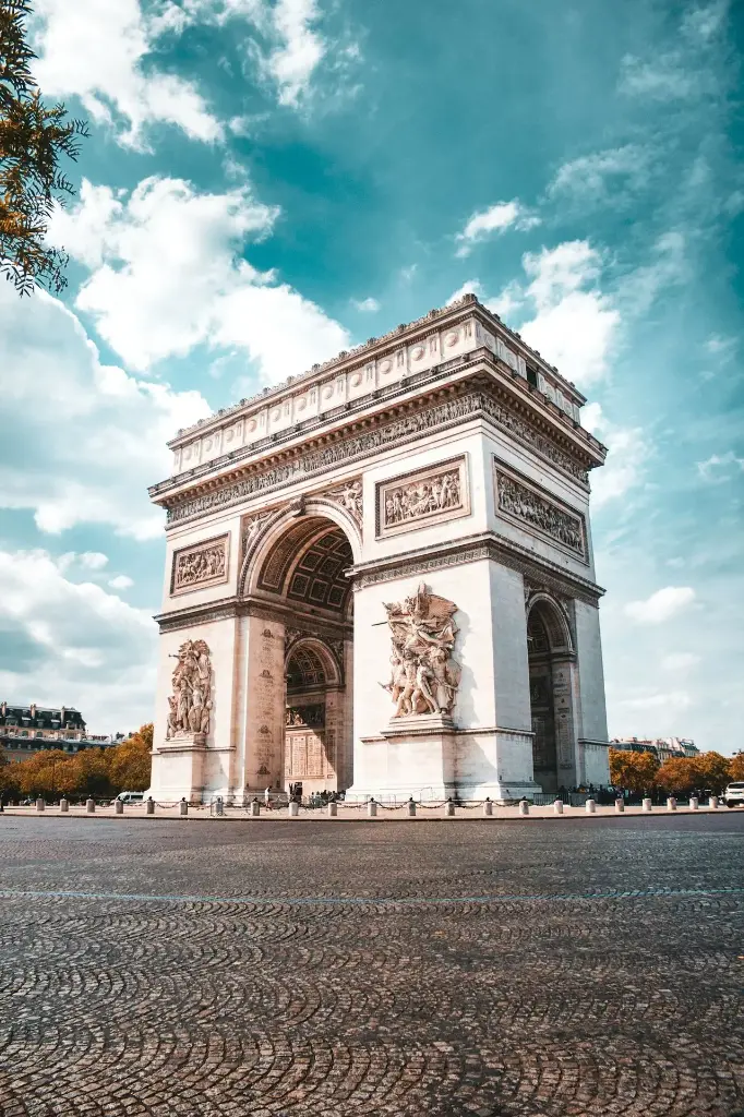 Hospitor : Windswept Shores to Parisian Doors : France 
