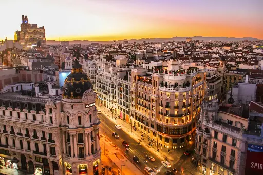 Hospitor : Sunset Serenity in Barcelona 